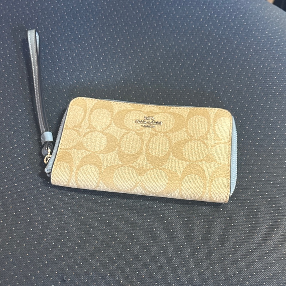 Coach| Accessories|Euc Coach Tan and light Blue wallet Wristlet